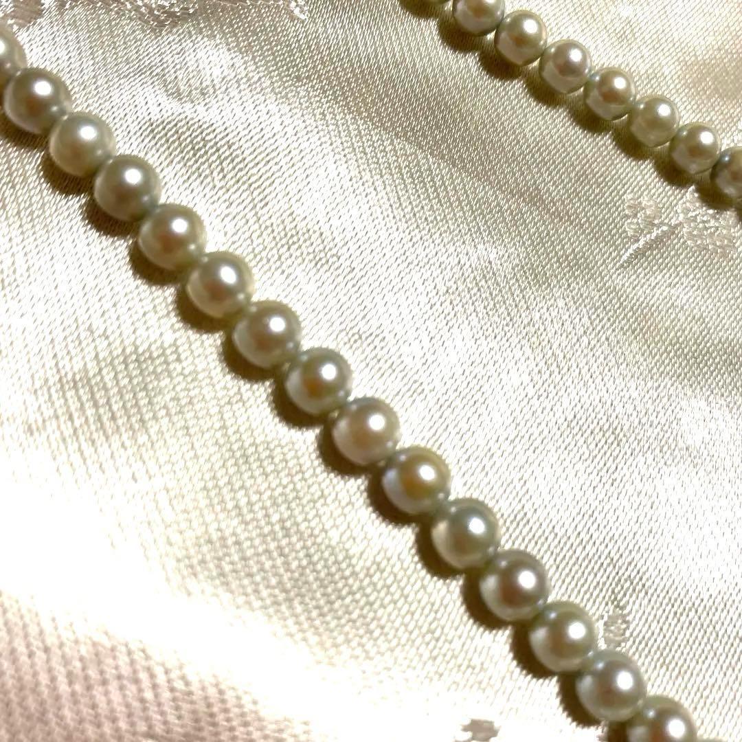 Akoya Pearl Necklace Aurora with 4.0-4.5mm white pink pearls and silver clasp on white background