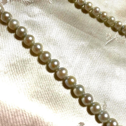 Akoya Pearl Necklace Aurora with 4.0-4.5mm white pink pearls and silver clasp on white background
