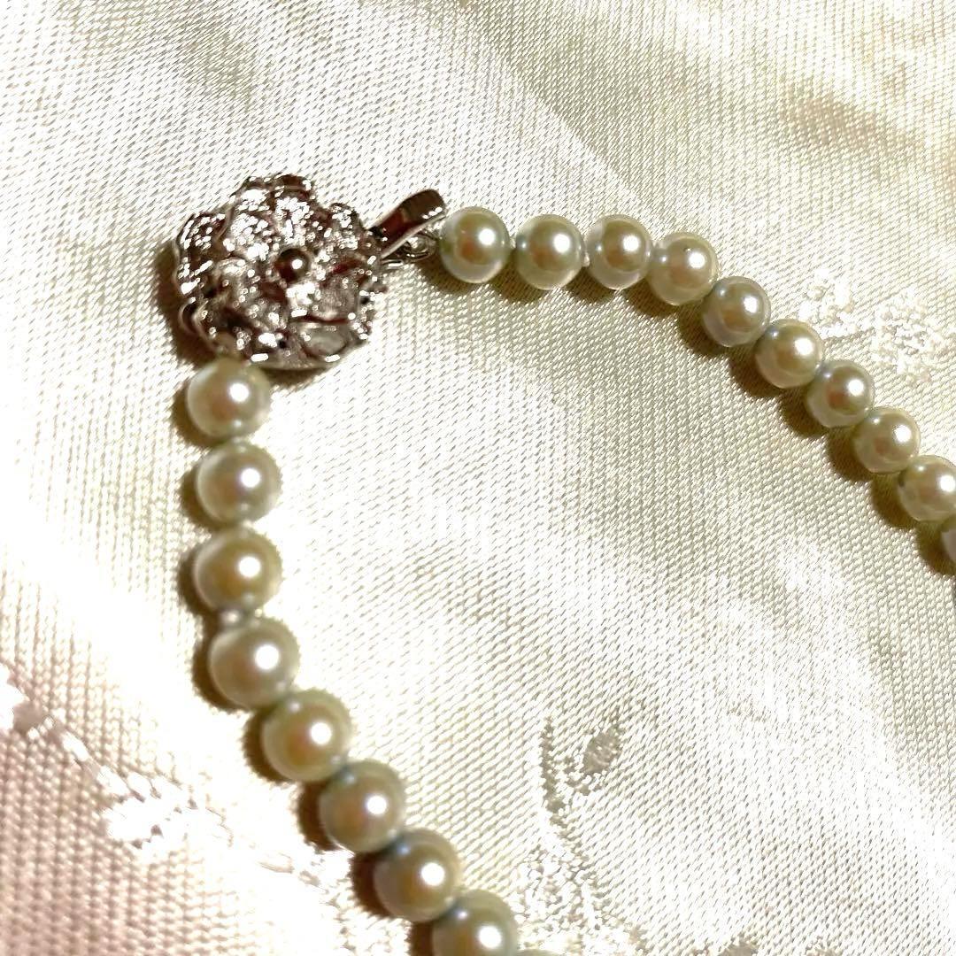 Akoya Pearl Necklace Aurora with 4.0-4.5mm white pink pearls and silver clasp on white background