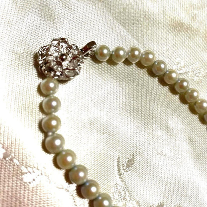 Akoya Pearl Necklace Aurora with 4.0-4.5mm white pink pearls and silver clasp on white background