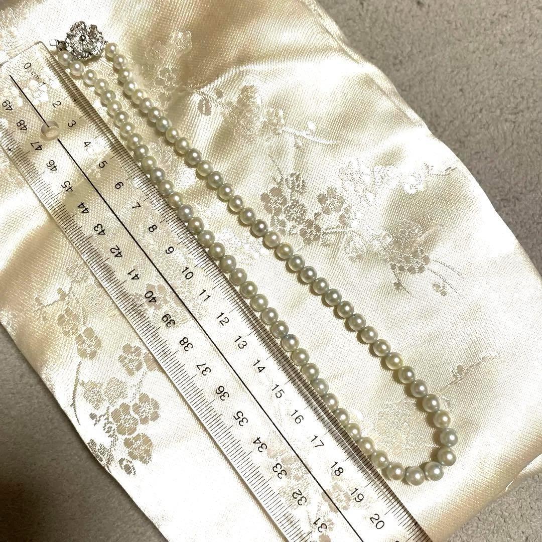 Akoya Pearl Necklace Aurora with 4.0-4.5mm white pink pearls and silver clasp on white background