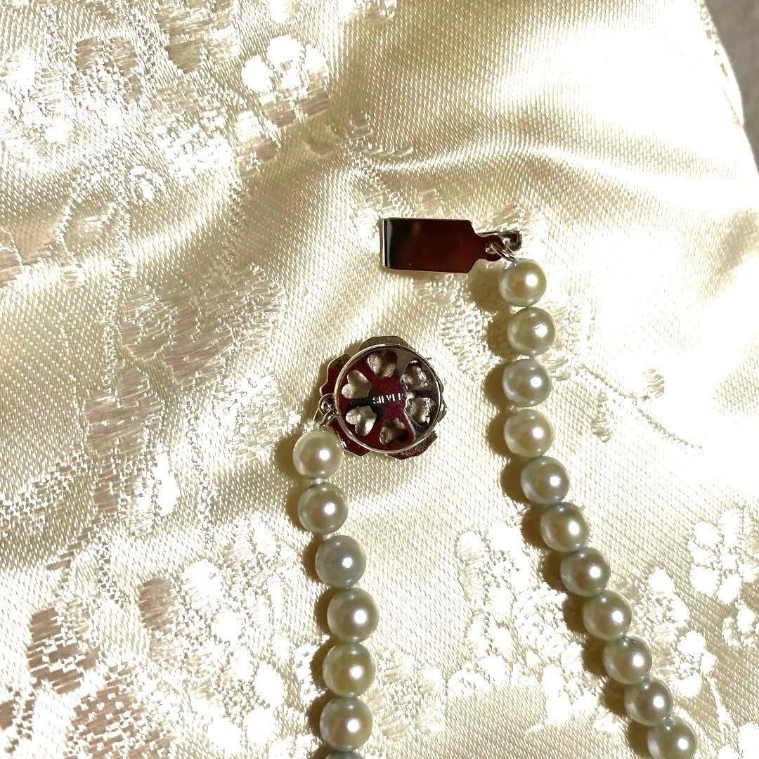 Akoya Pearl Necklace Aurora with 4.0-4.5mm white pink pearls and silver clasp on white background