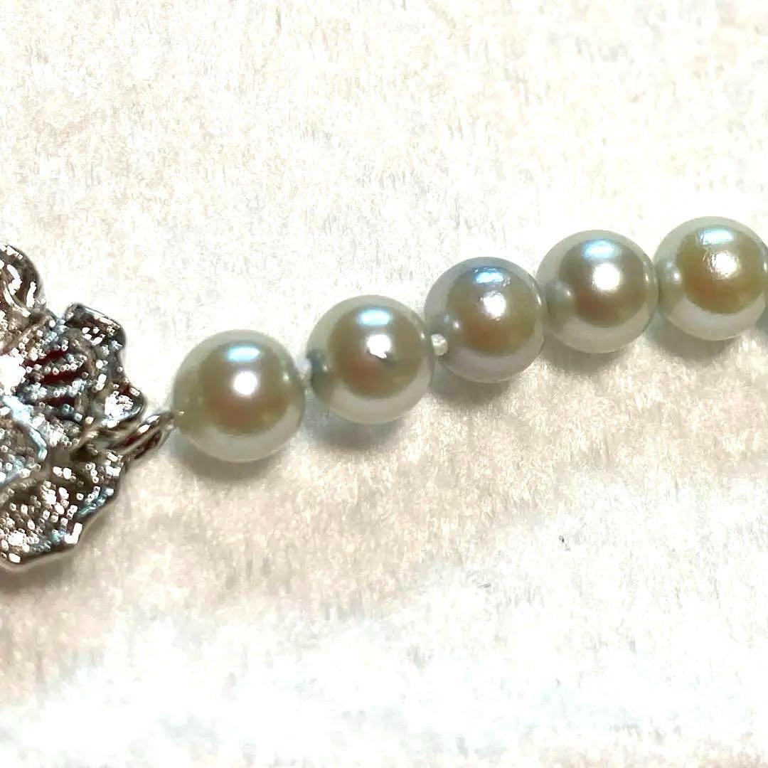Akoya Pearl Necklace Aurora with 4.0-4.5mm white pink pearls and silver clasp on white background