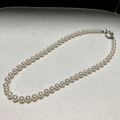 Akoya pearl necklace with cushion-shaped natural white pearls and push-type silver clasp, 43.5 cm long