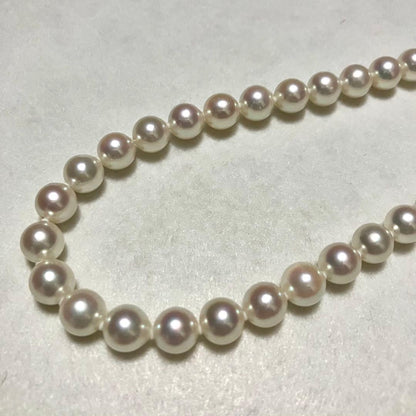 Akoya pearl necklace with cushion-shaped natural white pearls and push-type silver clasp, 43.5 cm long