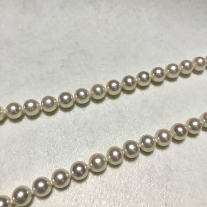 Akoya pearl necklace with cushion-shaped natural white pearls and push-type silver clasp, 43.5 cm long