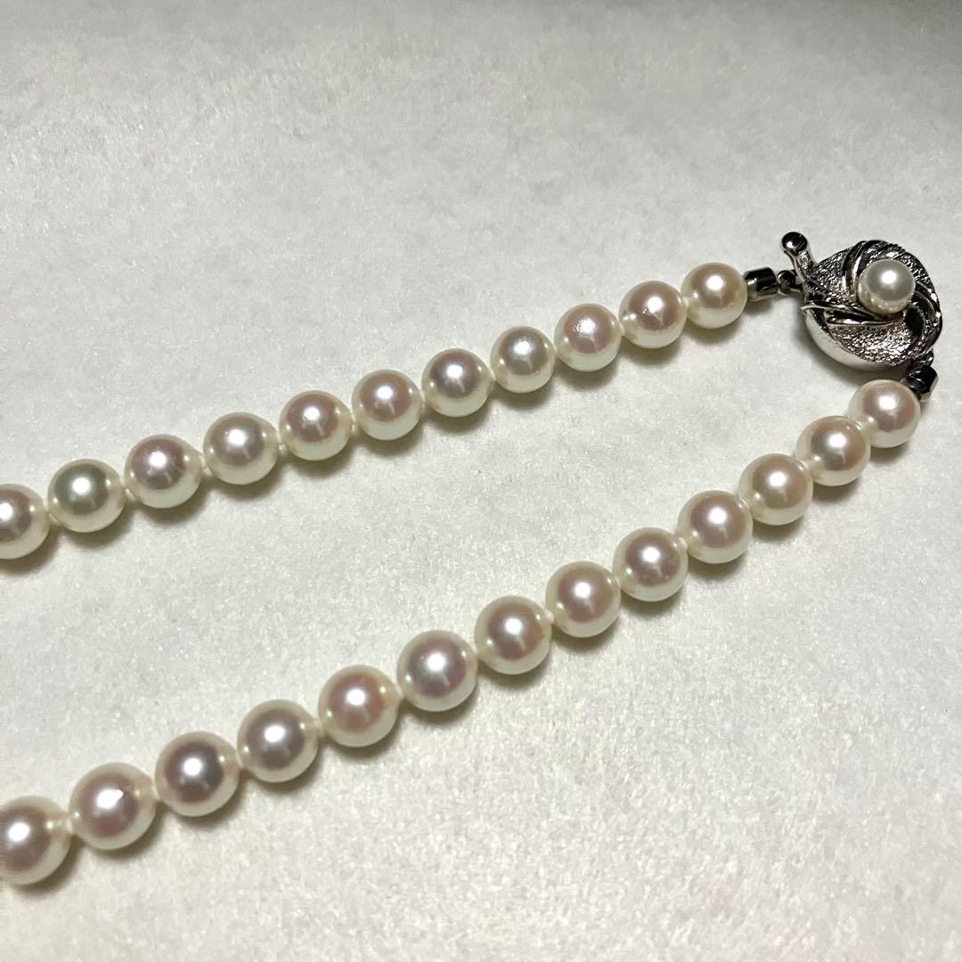 Akoya pearl necklace with cushion-shaped natural white pearls and push-type silver clasp, 43.5 cm long