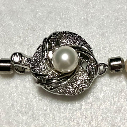 Akoya pearl necklace with cushion-shaped natural white pearls and push-type silver clasp, 43.5 cm long