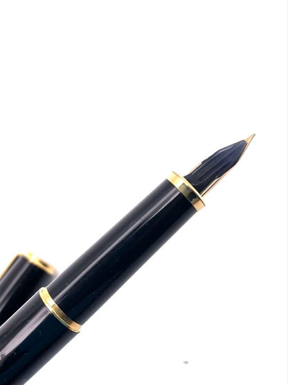 Pilot fountain pen featuring a 14K-585 gold nib size F and black pen body