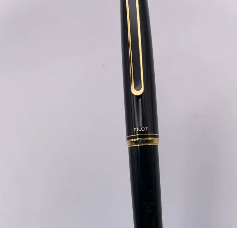 Pilot fountain pen featuring a 14K-585 gold nib size F and black pen body