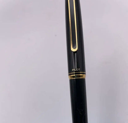 Pilot fountain pen featuring a 14K-585 gold nib size F and black pen body