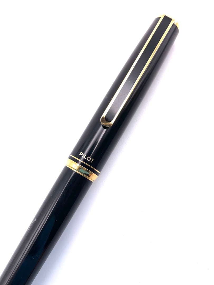 Pilot fountain pen featuring a 14K-585 gold nib size F and black pen body