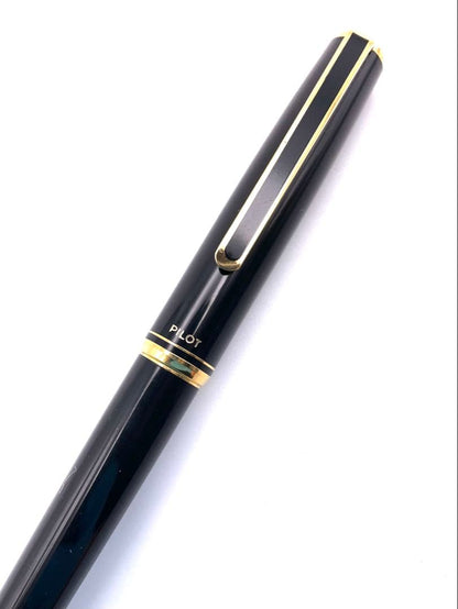 Pilot fountain pen featuring a 14K-585 gold nib size F and black pen body