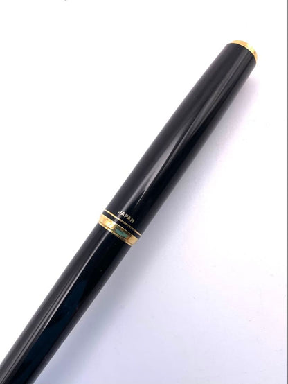 Pilot fountain pen featuring a 14K-585 gold nib size F and black pen body