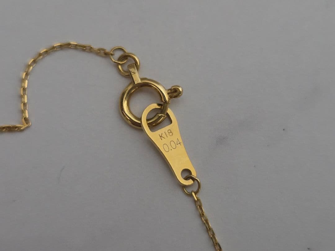 Agete K18 gold necklace featuring a 0.04 carat diamond with a stylish curve motif design