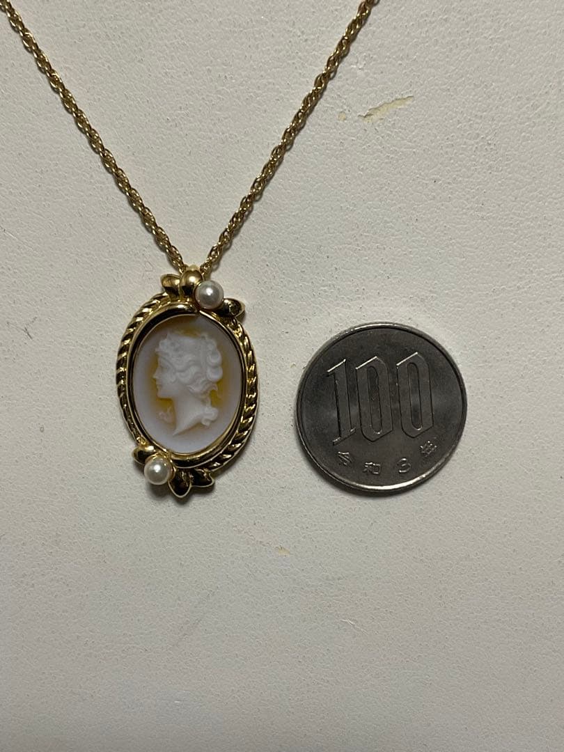 K18 Mikimoto Cameo Necklace with baby pearls on a 65 cm gold chain weighing 11.4 grams