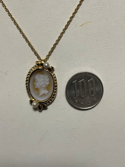 K18 Mikimoto Cameo Necklace with baby pearls on a 65 cm gold chain weighing 11.4 grams