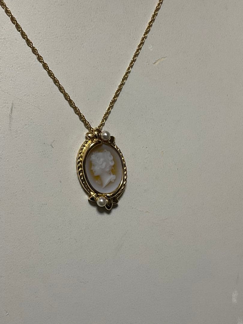 K18 Mikimoto Cameo Necklace with baby pearls on a 65 cm gold chain weighing 11.4 grams