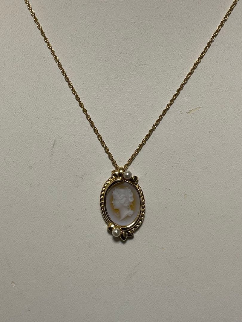 K18 Mikimoto Cameo Necklace with baby pearls on a 65 cm gold chain weighing 11.4 grams