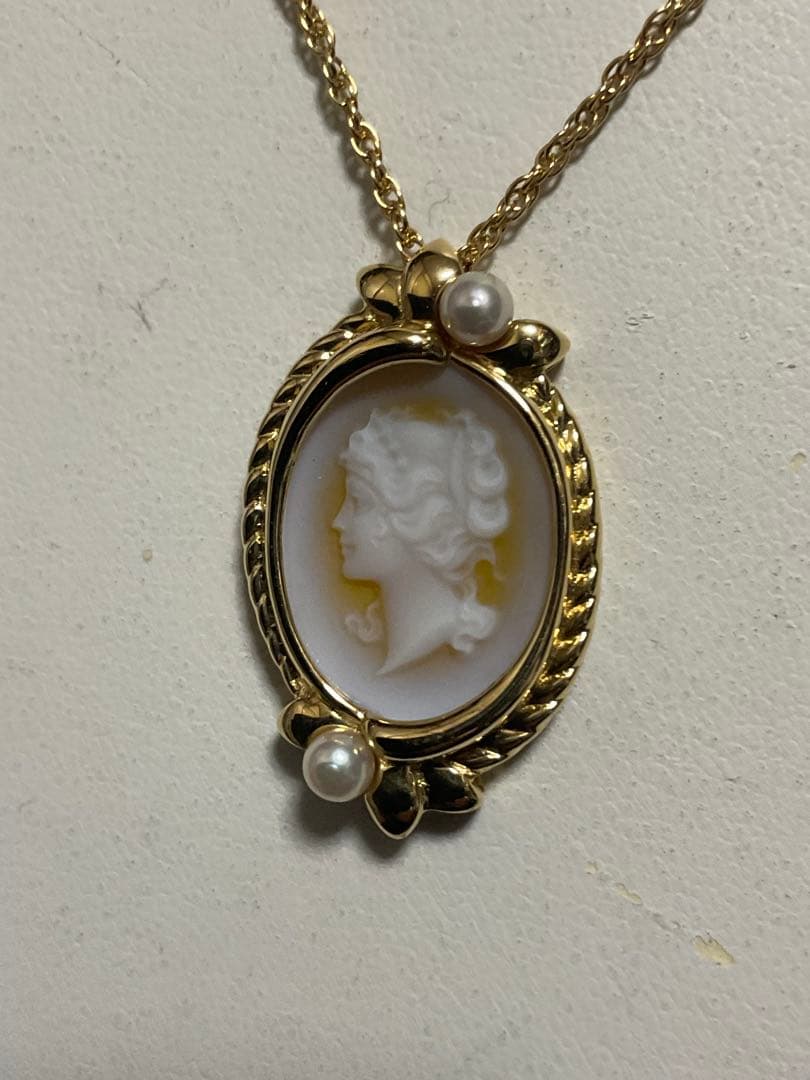 K18 Mikimoto Cameo Necklace with baby pearls on a 65 cm gold chain weighing 11.4 grams
