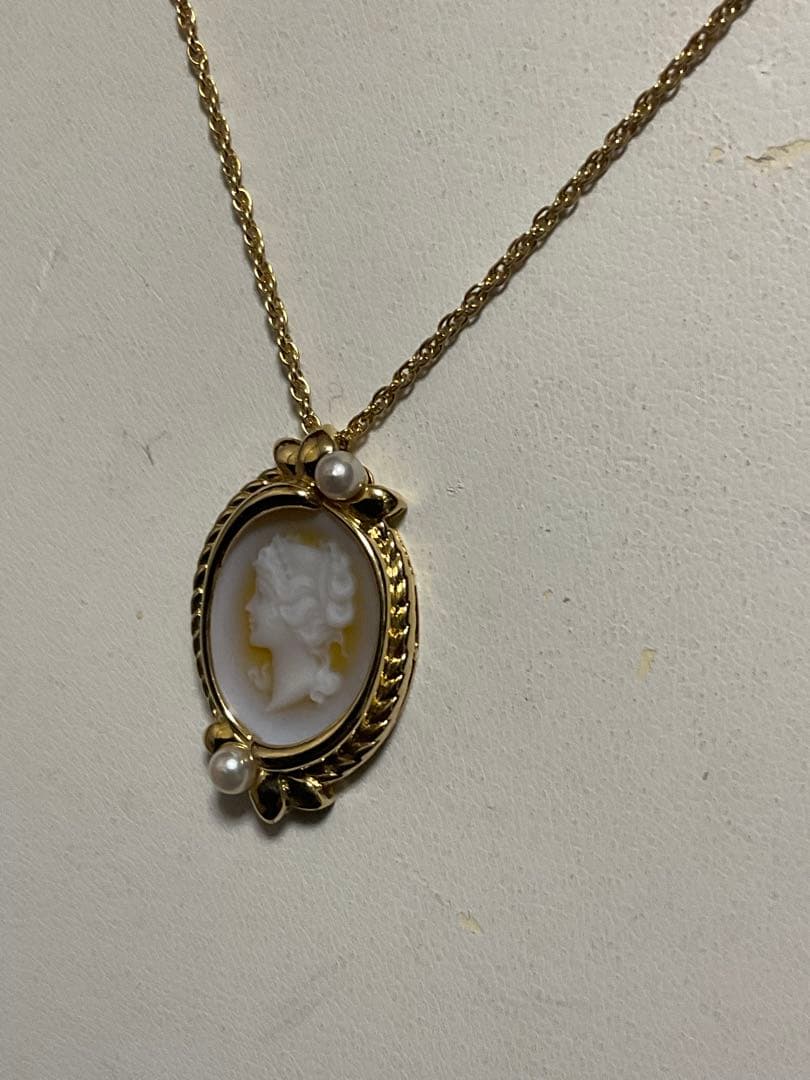 K18 Mikimoto Cameo Necklace with baby pearls on a 65 cm gold chain weighing 11.4 grams