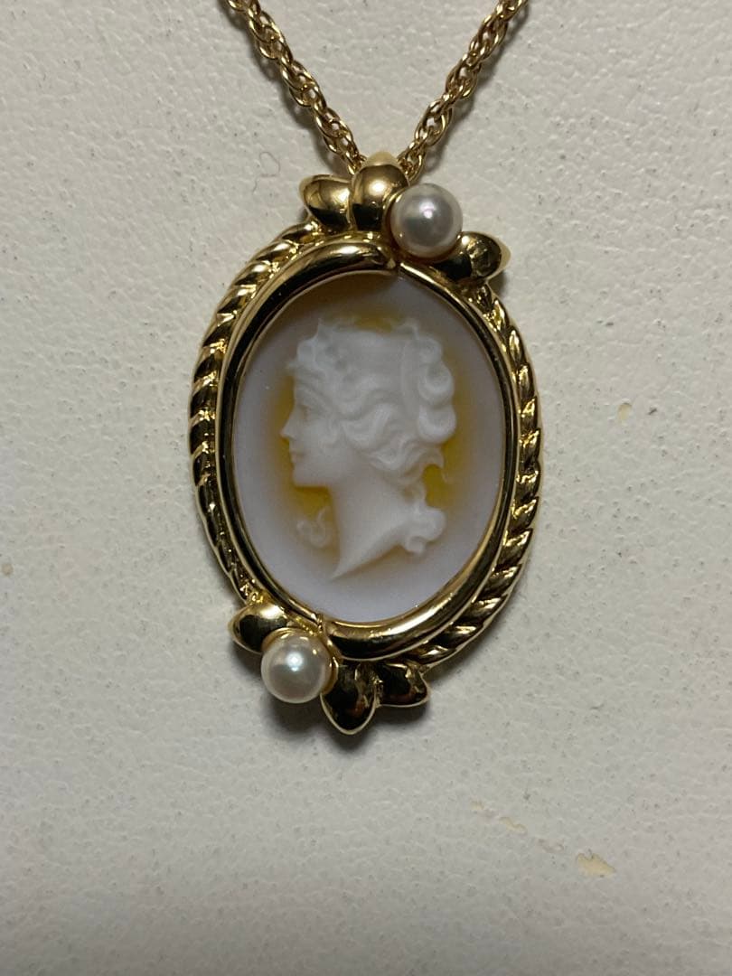 K18 Mikimoto Cameo Necklace with baby pearls on a 65 cm gold chain weighing 11.4 grams