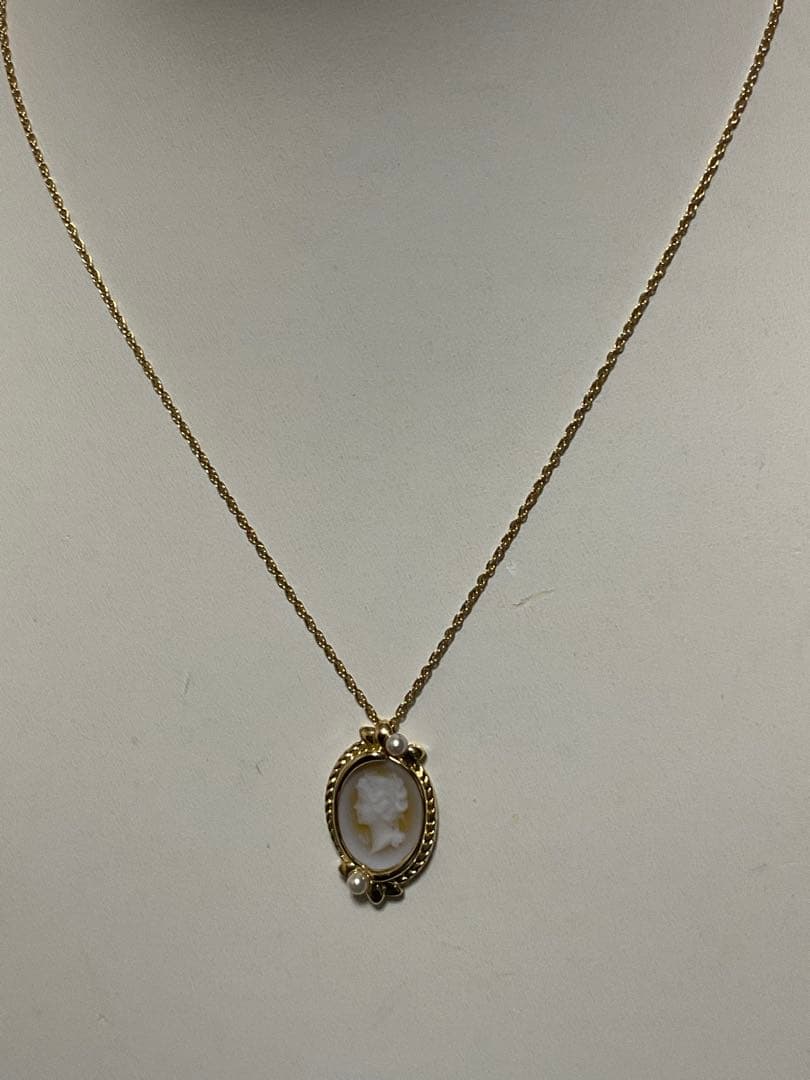K18 Mikimoto Cameo Necklace with baby pearls on a 65 cm gold chain weighing 11.4 grams