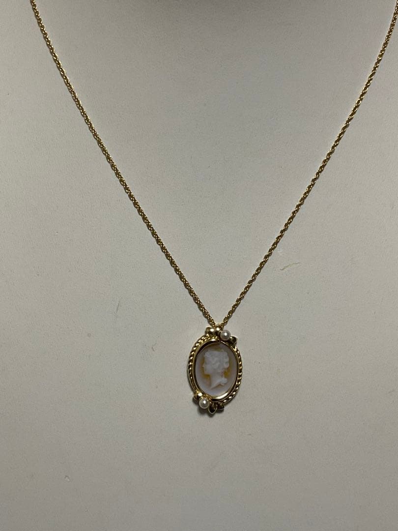 K18 Mikimoto Cameo Necklace with baby pearls on a 65 cm gold chain weighing 11.4 grams