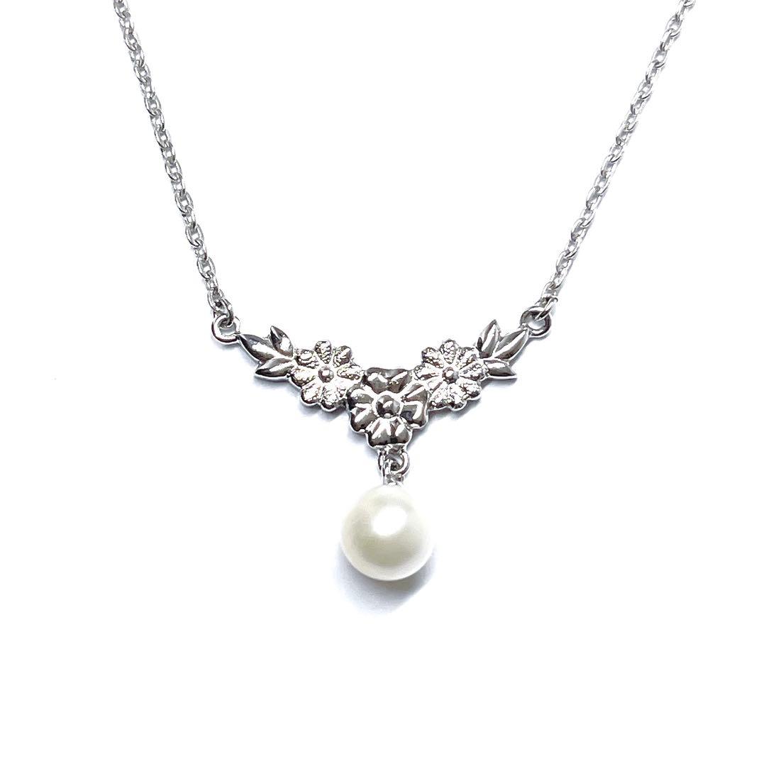 Mikimoto vintage pearl necklace with flower design in silver metal, 41cm length
