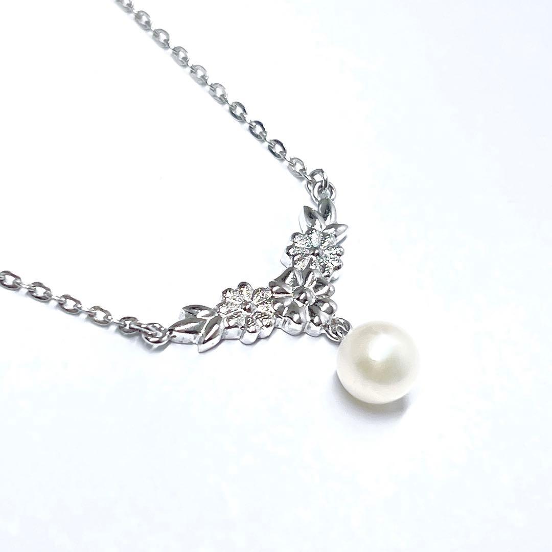 Mikimoto vintage pearl necklace with flower design in silver metal, 41cm length