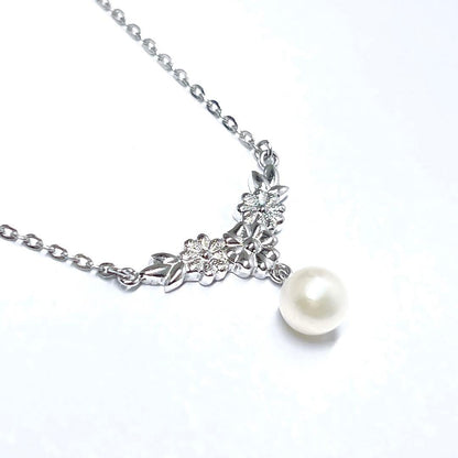 Mikimoto vintage pearl necklace with flower design in silver metal, 41cm length