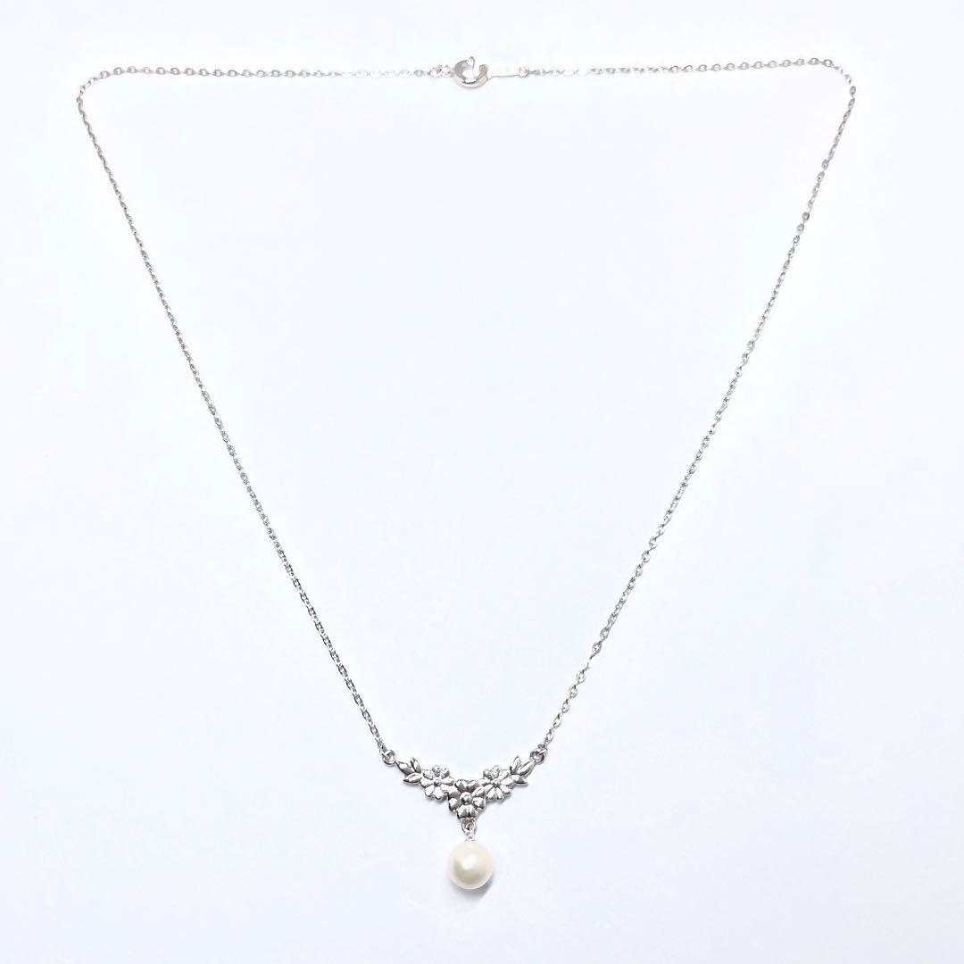 Mikimoto vintage pearl necklace with flower design in silver metal, 41cm length