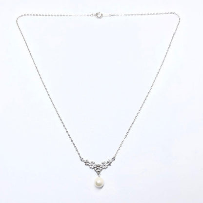 Mikimoto vintage pearl necklace with flower design in silver metal, 41cm length