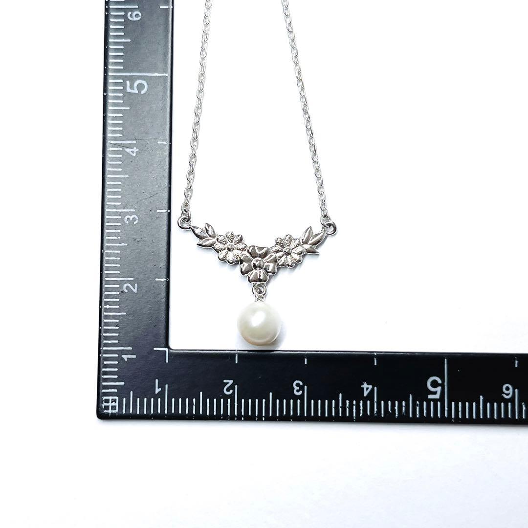 Mikimoto vintage pearl necklace with flower design in silver metal, 41cm length
