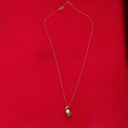 K18 yellow gold necklace with pearl and diamond decorations in a ribbon motif weighing 4 grams