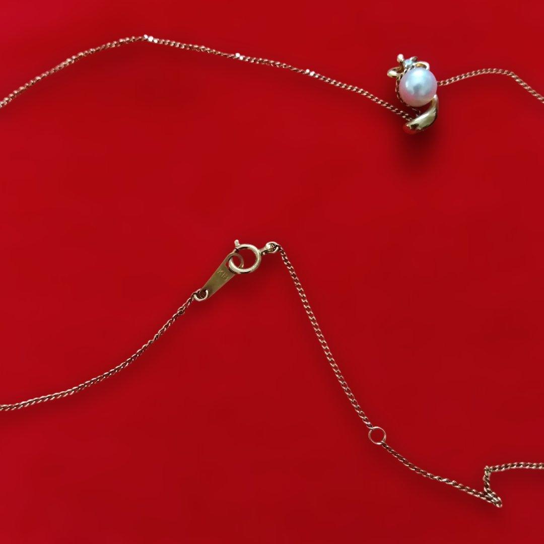 K18 yellow gold necklace with pearl and diamond decorations in a ribbon motif weighing 4 grams