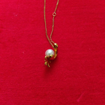 K18 yellow gold necklace with pearl and diamond decorations in a ribbon motif weighing 4 grams