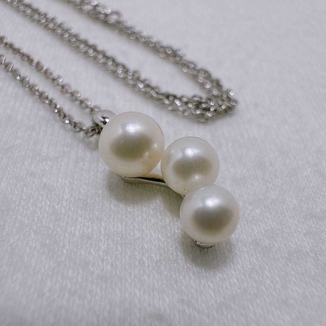 Tasaki silver necklace featuring linked three pearls with an adjustable 38-42 cm chain