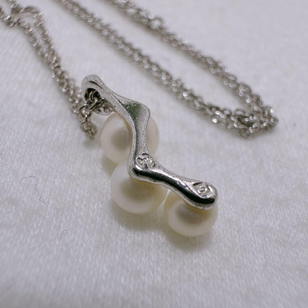 Tasaki silver necklace featuring linked three pearls with an adjustable 38-42 cm chain