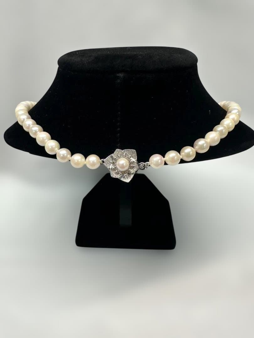 Akoya pearl necklace with 6.0mm pearls and silver clasp, displayed with stamped case
