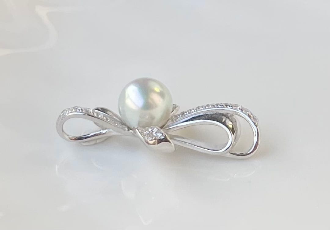 White pearl pendant with bluish tone S925 silver and K18 finish showing strong luster and minor surface indentations