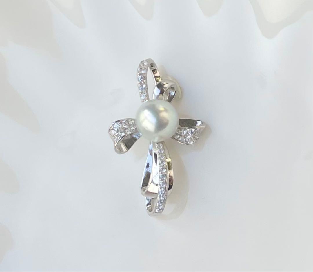 White pearl pendant with bluish tone S925 silver and K18 finish showing strong luster and minor surface indentations