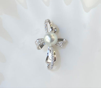 White pearl pendant with bluish tone S925 silver and K18 finish showing strong luster and minor surface indentations