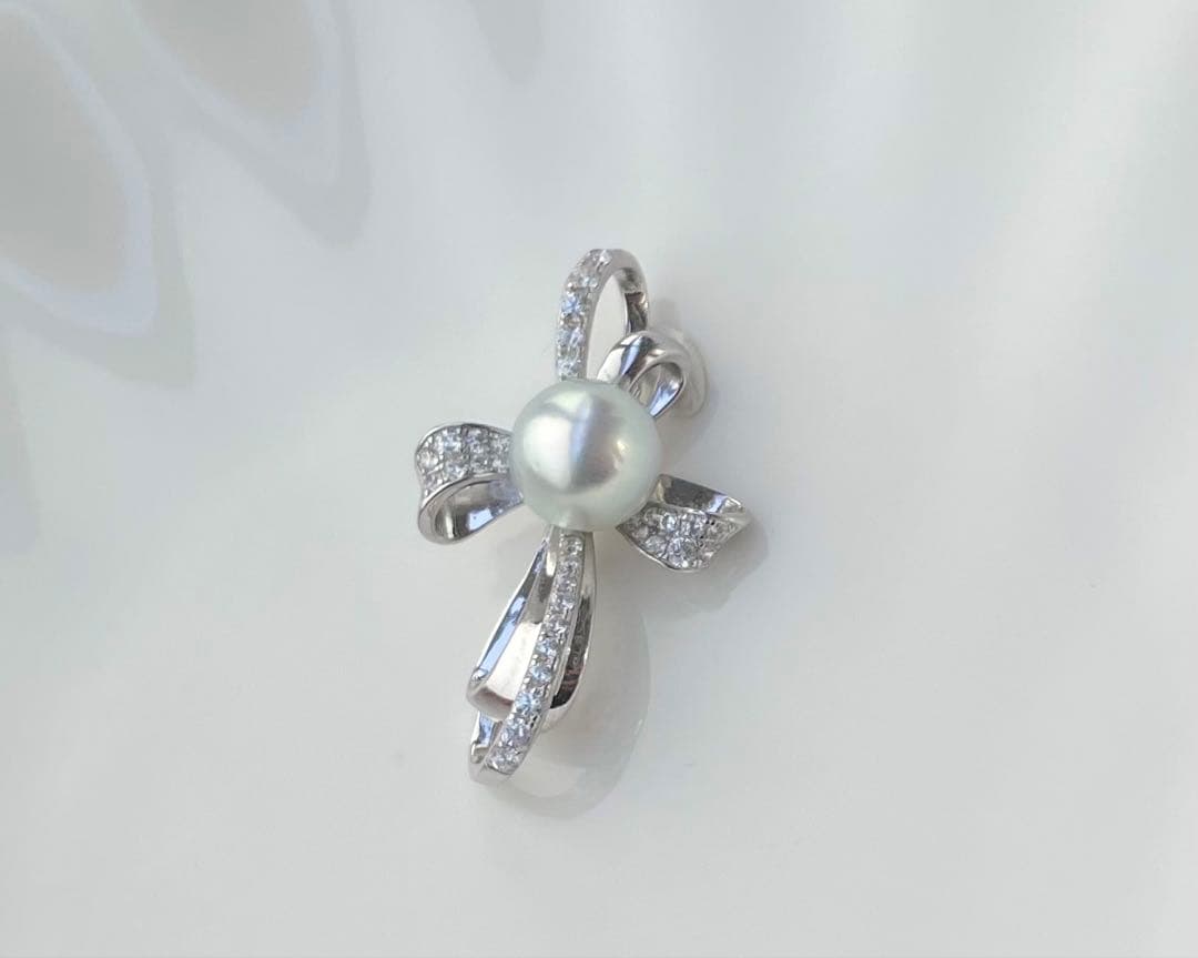 White pearl pendant with bluish tone S925 silver and K18 finish showing strong luster and minor surface indentations
