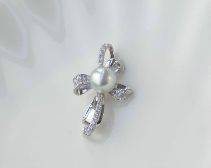 White pearl pendant with bluish tone S925 silver and K18 finish showing strong luster and minor surface indentations