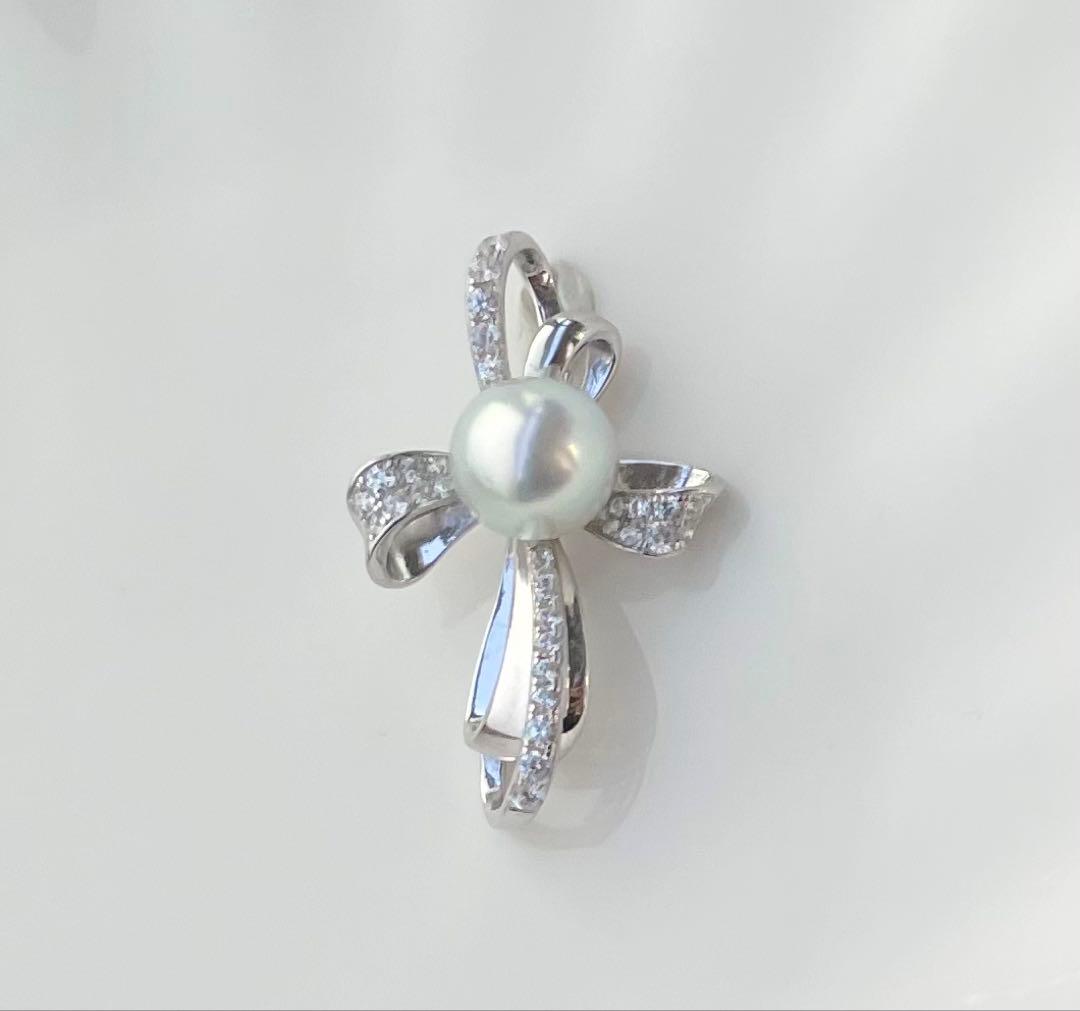 White pearl pendant with bluish tone S925 silver and K18 finish showing strong luster and minor surface indentations