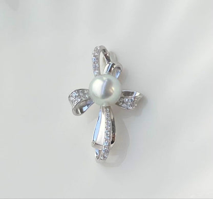 White pearl pendant with bluish tone S925 silver and K18 finish showing strong luster and minor surface indentations