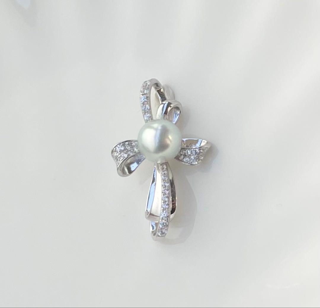 White pearl pendant with bluish tone S925 silver and K18 finish showing strong luster and minor surface indentations