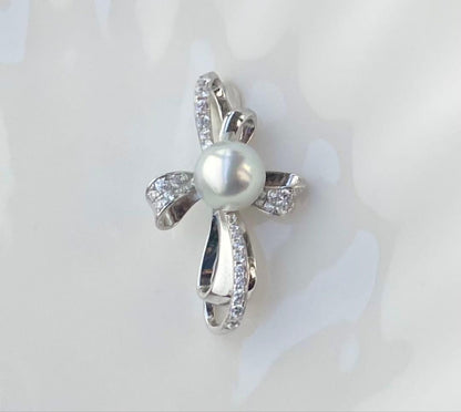White pearl pendant with bluish tone S925 silver and K18 finish showing strong luster and minor surface indentations