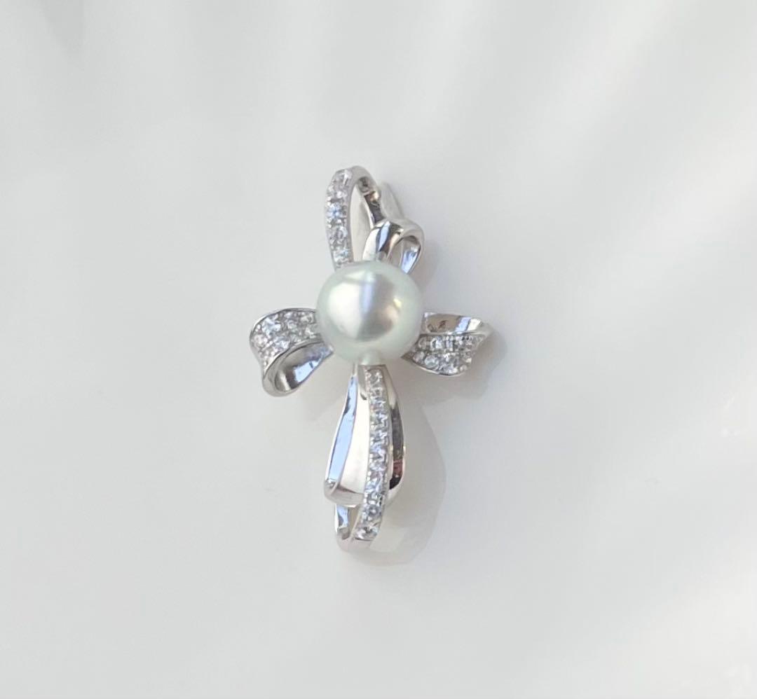 White pearl pendant with bluish tone S925 silver and K18 finish showing strong luster and minor surface indentations